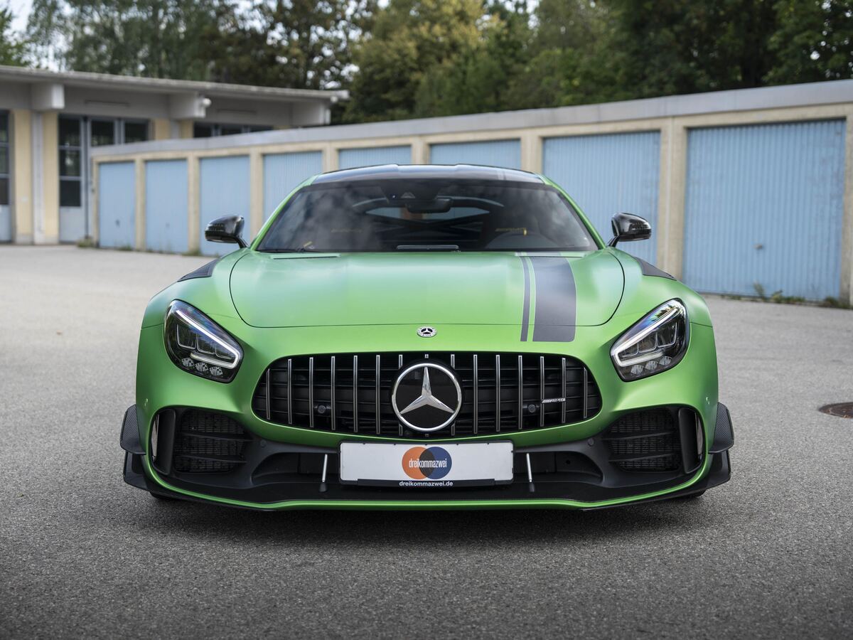 Grüner Mercedes-AMG GT R in Frontansicht