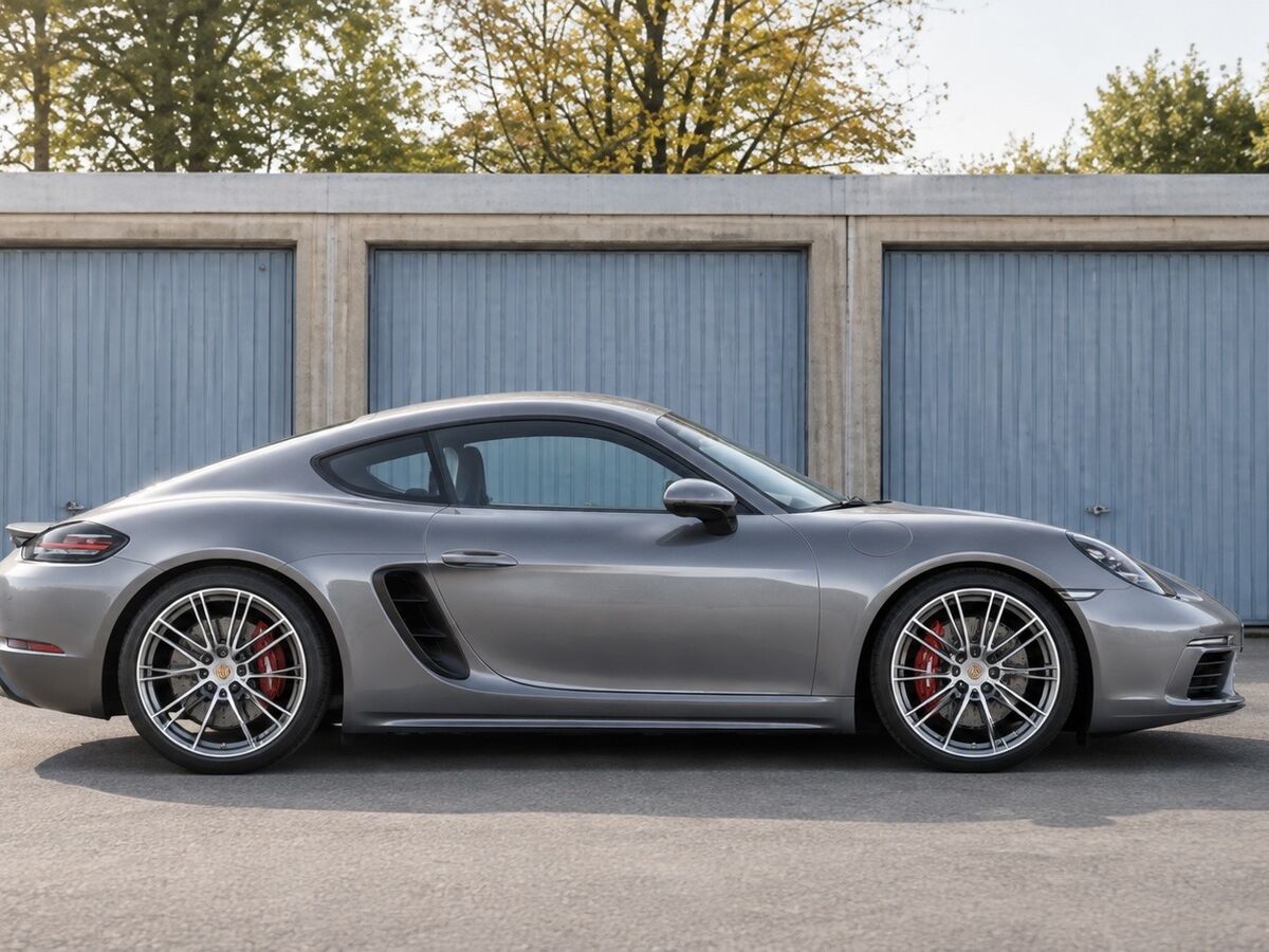 Silberner Porsche 718 Cayman im Seitenprofil vor den Garagen in Landsberg am Lech