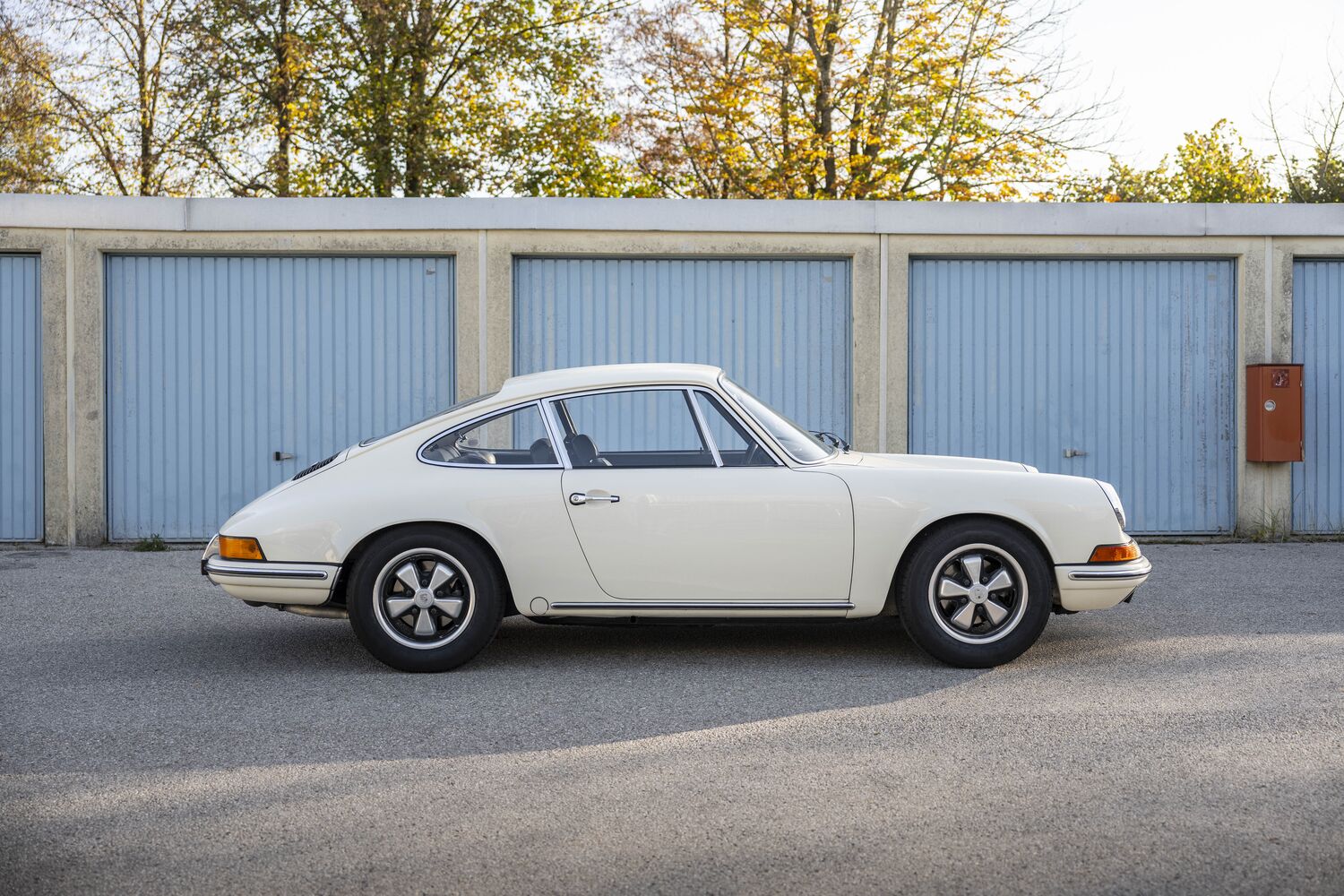 Cremeweißer Porsche 911 F-Modell im Seitenprofil