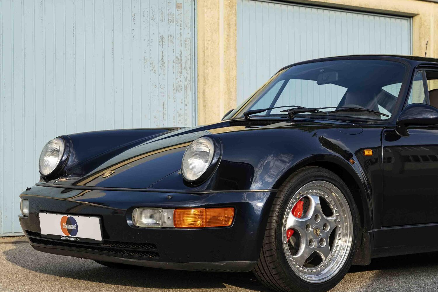Dunkelblauer Porsche 911 der 964-Generation in Dreiviertelansicht