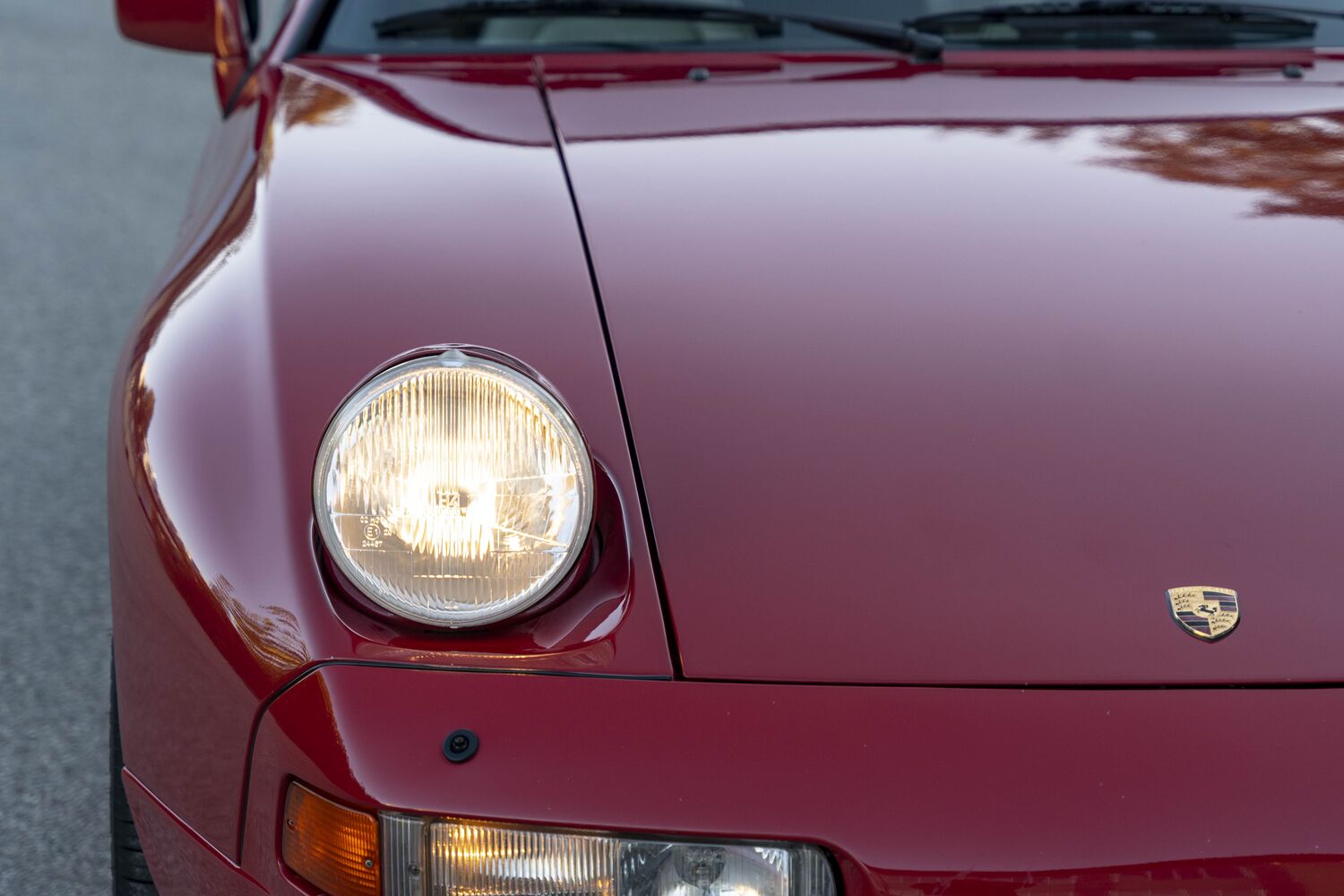 Roter Porsche 928 in der Frontansicht