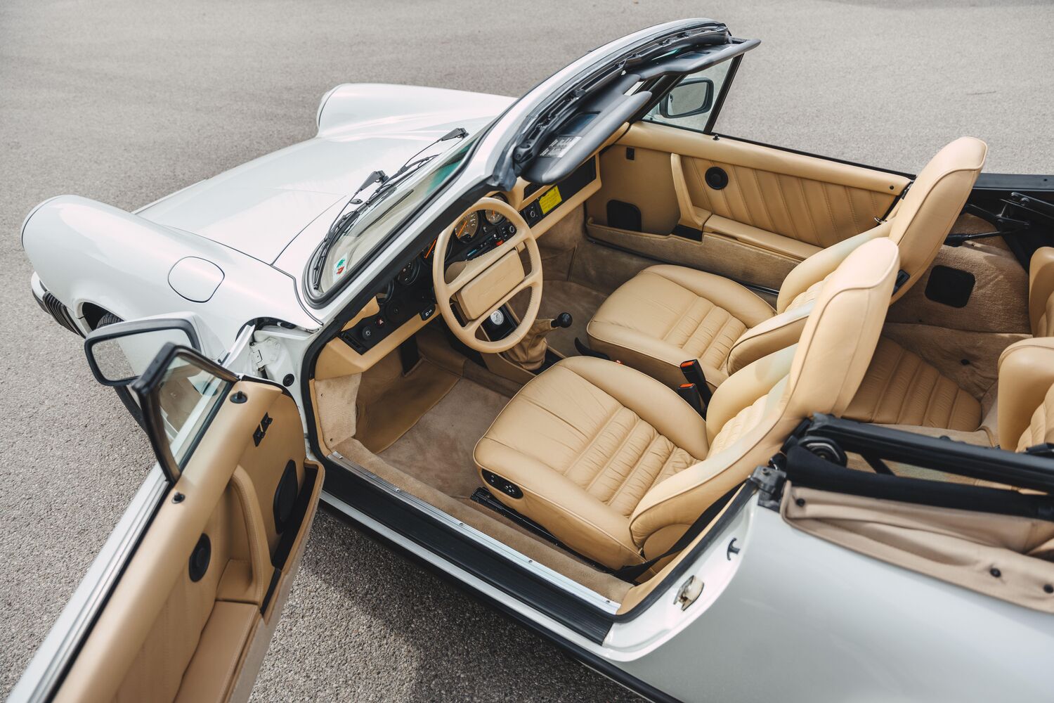 Beiges Lederinterieur eines weißen Porsche 911 Cabriolets