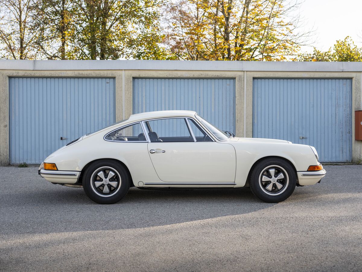 Cremeweißer Porsche 911 F-Modell im Seitenprofil vor den Garagen in Landsberg am Lech