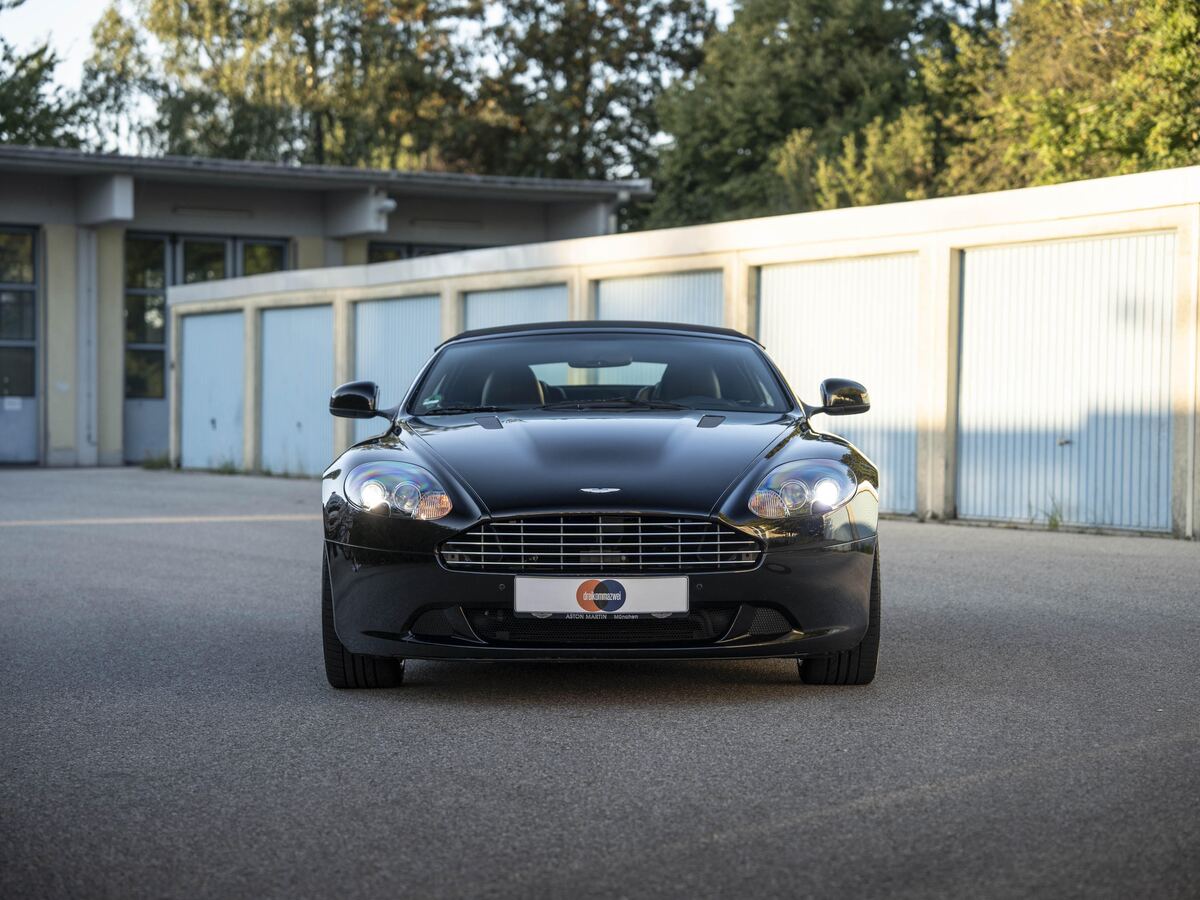 Schwarzer Aston Martin V8 Vantage in Frontansicht